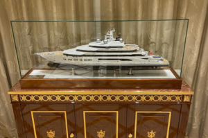 A Fiji court has ruled that a US $ 300 million luxury cruise ship owned by Russia's most influential man, Suleiman Kerimov, will be taken into custody by US officials..